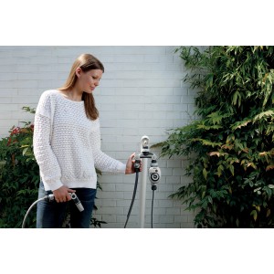 Donna che utilizza il programmatore per irrigazione t.b.t. in giardino.