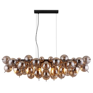 Moderna lampada a sospensione con molte sfere di vetro color ambra come elemento decorativo.