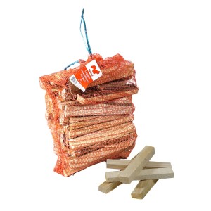 Legna da ardere in rete, ideale per accendere caminetti e barbecue.