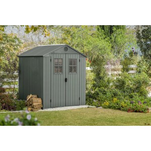 Casetta da giardino in plastica grigia con doppia porta e finestre in un giardino.