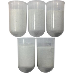 Diversi contenitori con polvere per la pulizia chimica dei tubi.