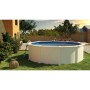 Piscina rotonda Gre Fidji con pareti in acciaio (Ø 350 cm) bianca con scaletta in giardino.