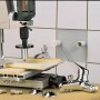 LUX HM-Bohrkrone 33 mm in uso con trapano e rubinetto su piastrelle.