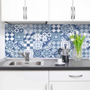 Pannello paraschizzi cucina con decoro piastrelle blu e bianco, t.b.t. come protezione.