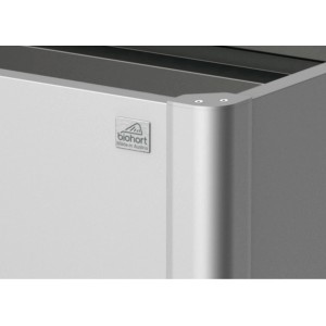 Dettaglio del letto rialzato in metallo Biohort in grigio quarzo metallizzato. Focus su angolo e logo.