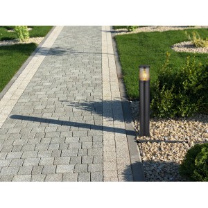 Lampada da esterno Globo nera con vetro fumé, alta 80 cm, come luce da vialetto in giardino.