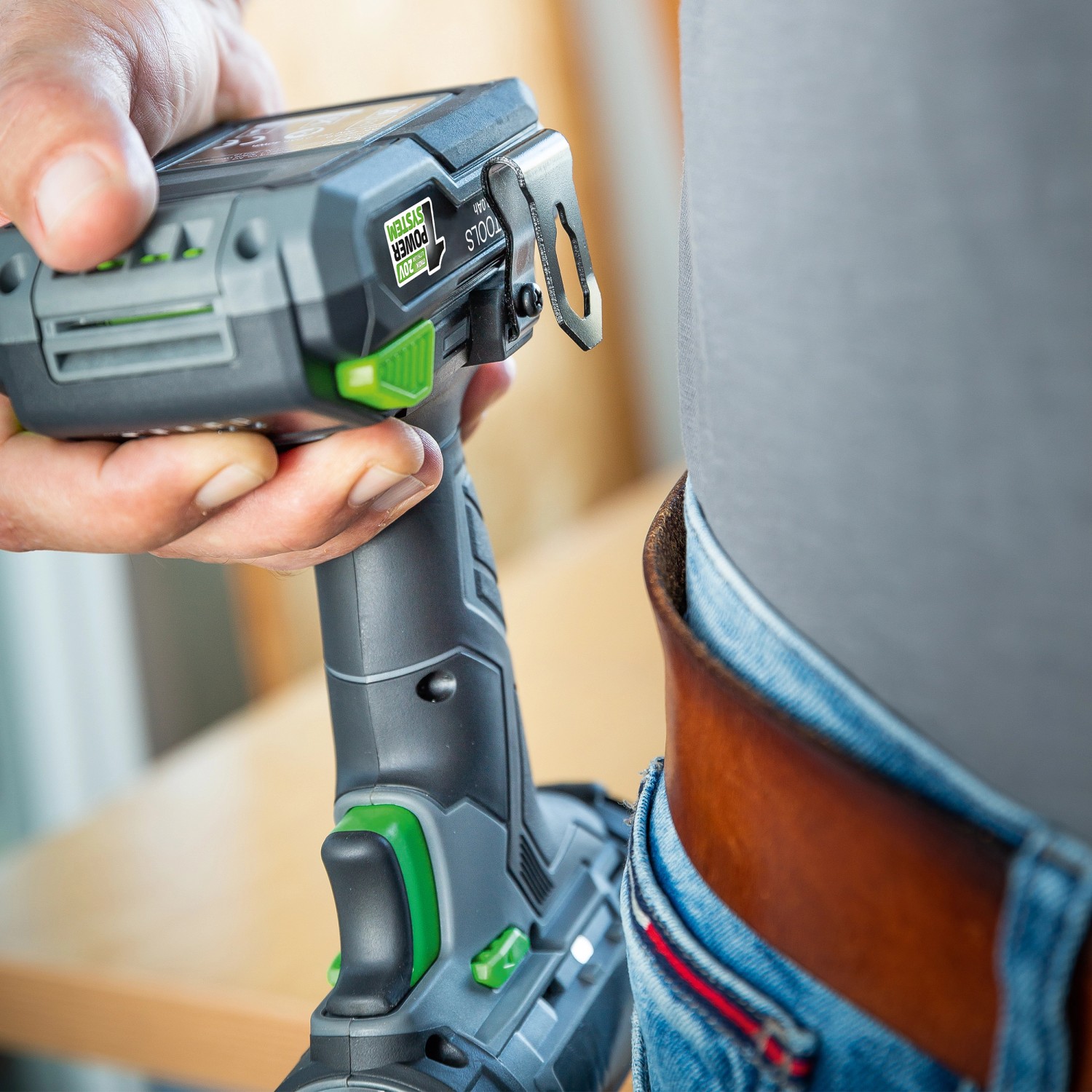 Trapano avvitatore a batteria LUX del set 3in1 con clip da cintura attaccata alla cintura.