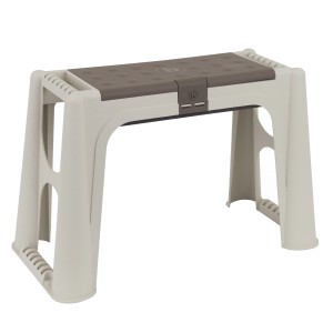 Sgabello da giardino t.b.t. in plastica, beige e marrone.