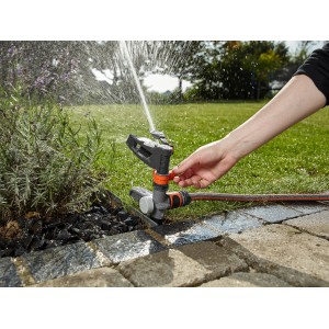 Irrigatore Gardena Comfort che irriga il prato. Irrigatori a impulsi, circolari e settoriali in uso.