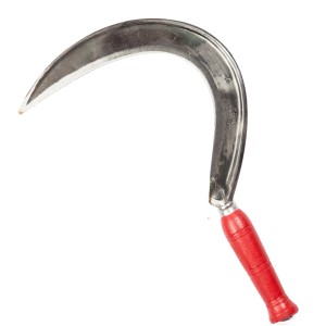 Falce con manico in legno rosso per lavori di taglio in giardino.