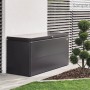 Biohort LoungeBox 200 grigio scuro metallizzato su terrazzo. Baule universale per cuscini e attrezzi da giardino.