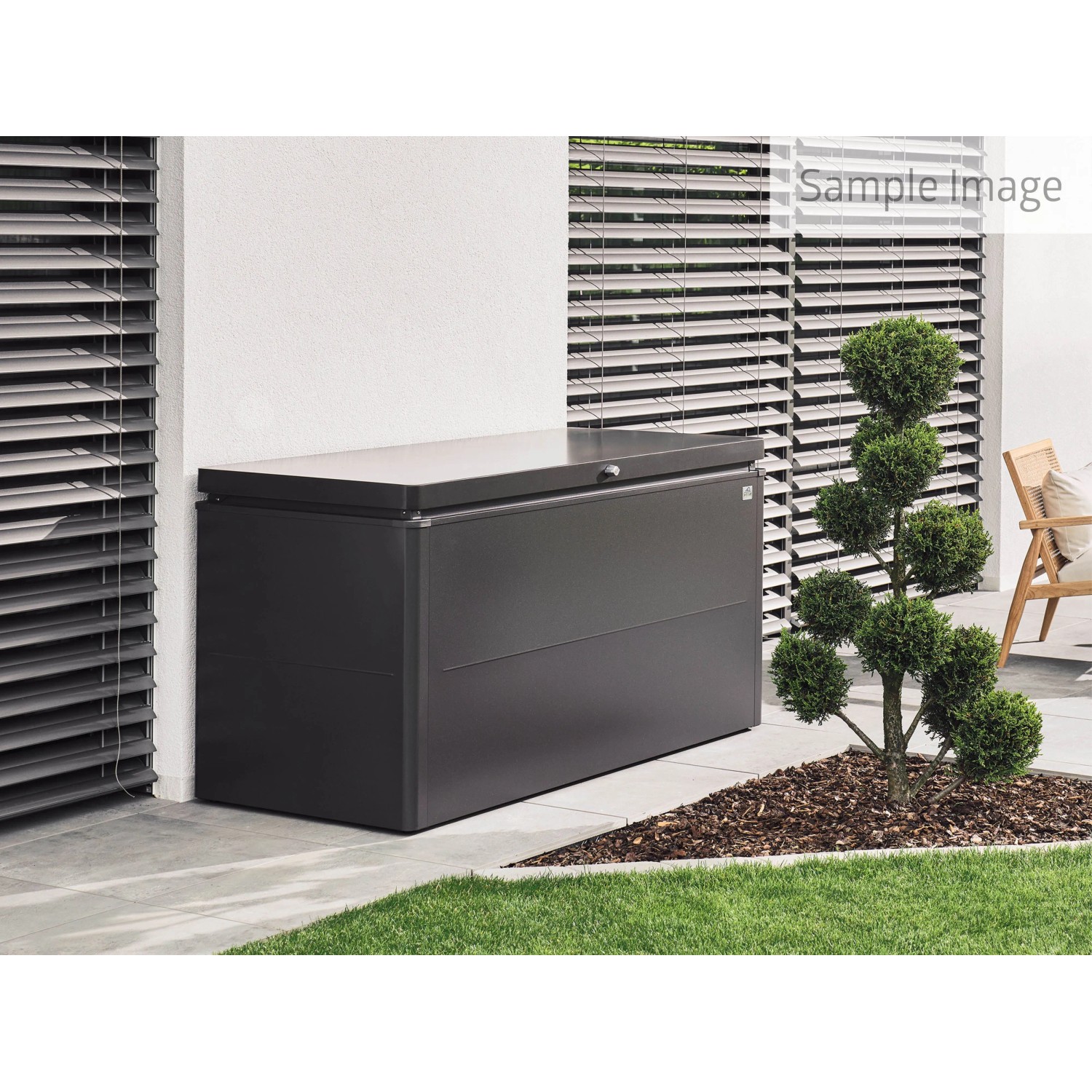 Biohort LoungeBox 200 grigio scuro metallizzato su terrazzo. Baule universale per cuscini e attrezzi da giardino.