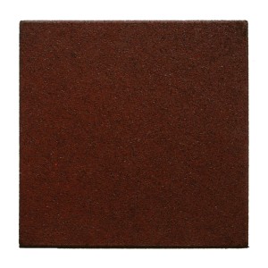 Piastrella quadrata marrone per pavimentazione esterna.