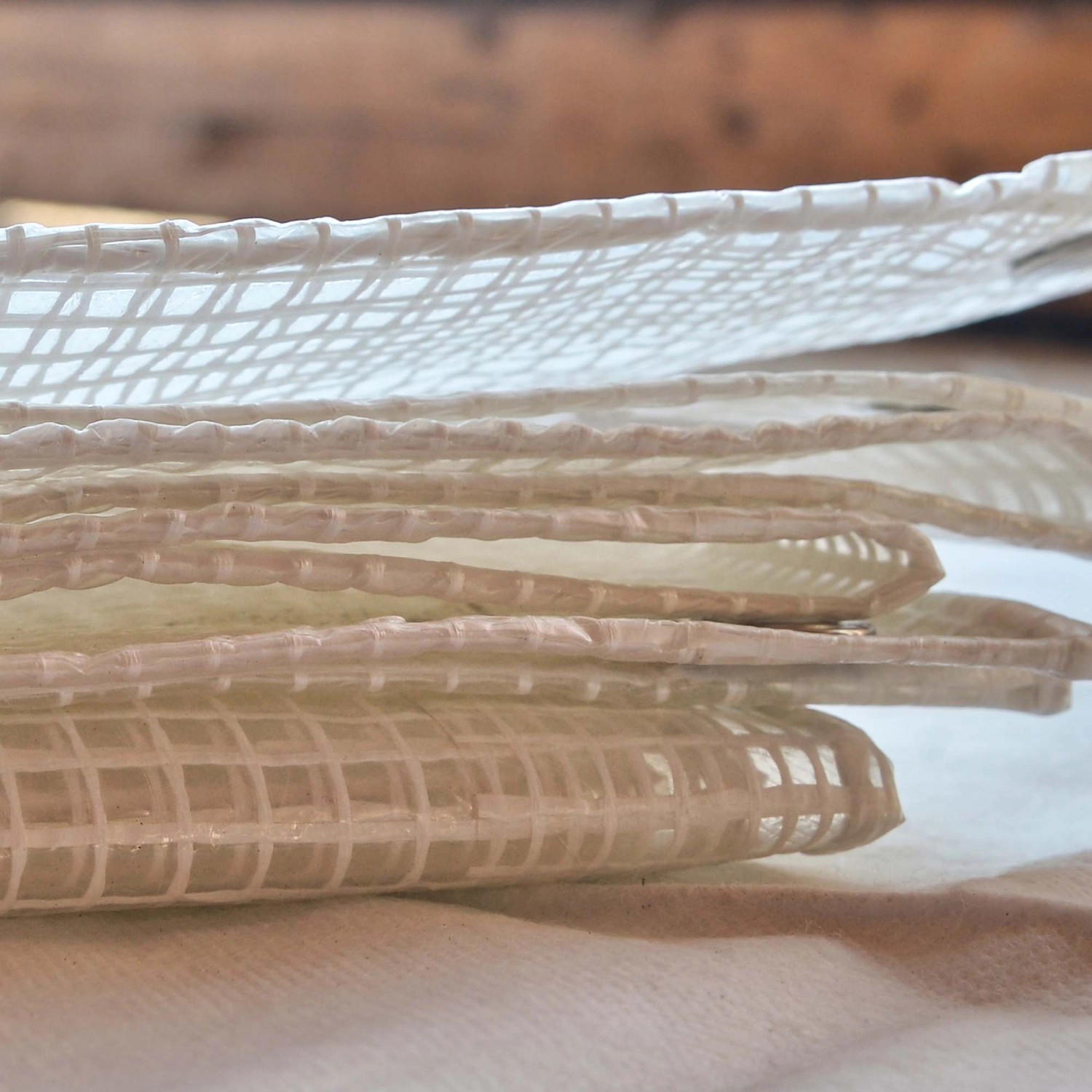 Dettaglio di un telo di copertura bianco con struttura a griglia.