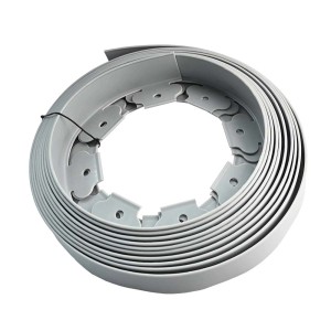 Bordura per prato grigia arrotolata per la progettazione del giardino.