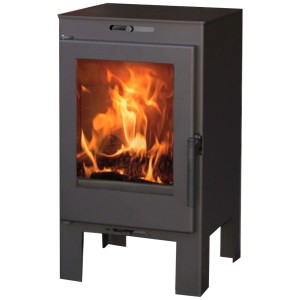 Stufa a legna con vetro e legna che brucia. Categoria: Stufe a legna.