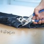 Set pinze per fori e bottoni a pressione LUX Comfort mentre applica un occhiello a un paio di jeans.