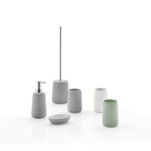 Set bagno t.b.t. con dispenser sapone, scopino WC, portasapone e portaspazzolini in grigio, bianco e verde.