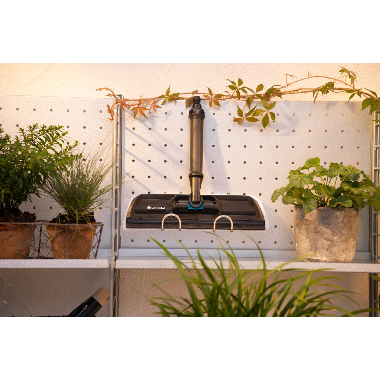 Gardena Cleansystem lavavetri con microfibra e tergivetro, appeso a una parete.