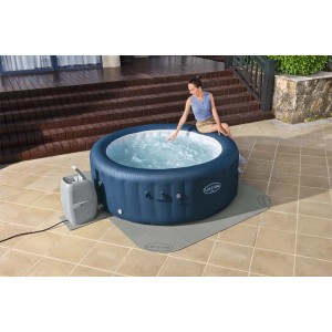 Bestway Lay-Z-Spa: Piscina montata con tappetino di protezione in plastica grigia.