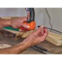 Avvitatore a batteria Black+Decker BDCD8 in carica. Cacciavite arancione e nero.