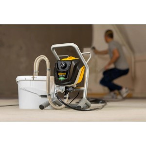 Spruzzatore di vernice Wagner con secchio e persona che spruzza vernice sullo sfondo.