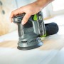 Levigatrice rotorbitale a batteria LUX A-EXS-20/125 mentre leviga una superficie in legno.