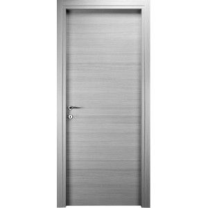 Porta interna grigia con venature orizzontali e maniglia argentata.