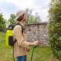 Spruzzatore a zaino che applica prodotti fitosanitari. Spruzzatore a pressione per giardino e agricoltura.