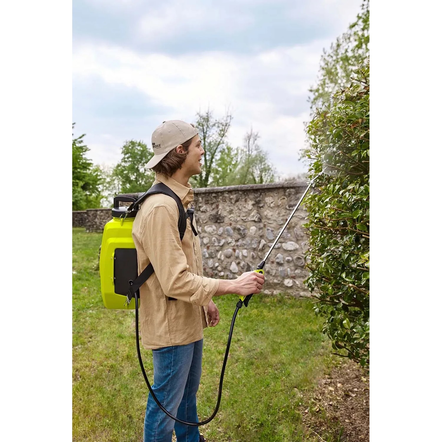 Spruzzatore a zaino che applica prodotti fitosanitari. Spruzzatore a pressione per giardino e agricoltura.