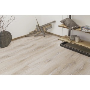 Pavimento in laminato chiaro Excellent Rovere Luna Chiaro 8 mm in soggiorno con scaffali e decorazioni.