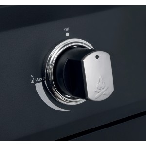 Dettaglio: Manopola di controllo di un barbecue a gas con simbolo della fiamma.