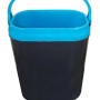 Secchio da campeggio blu e nero con manico.