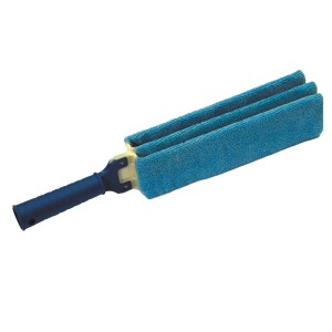 Spolverino con rivestimento in microfibra blu e manico scuro per la pulizia.