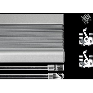 Veneziana t.b.t. con accessori come viti e staffe.