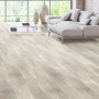 Pavimento laminato chiaro Masterfloor Beton Fossil in soggiorno con divano e finestra.