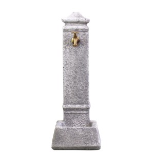 Fontana da giardino grigia con rubinetto in ottone.