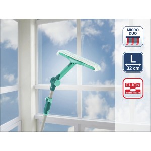 Lavavetri Leifheit Window & Frame Cleaner L con manico telescopico davanti alla finestra.