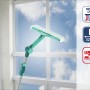 Lavavetri Leifheit Window & Frame Cleaner L con manico telescopico davanti alla finestra.