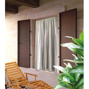 t.b.t. Zanzariera magnetica per porta, in ambiente esterno con lettino e pianta.