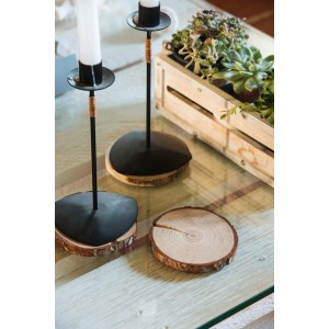 Accessori decorativi: Portacandele e sottobicchieri in legno sul tavolo.