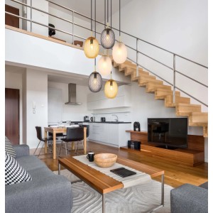 Moderna lampada a sospensione t.b.t. con sei paralumi in grigio, giallo e bianco.