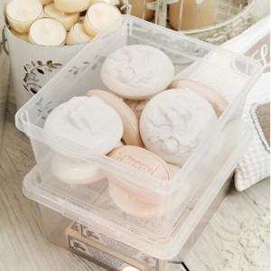 Box portaoggetti trasparente KIS C XXS con coperchio, riempita con saponette.