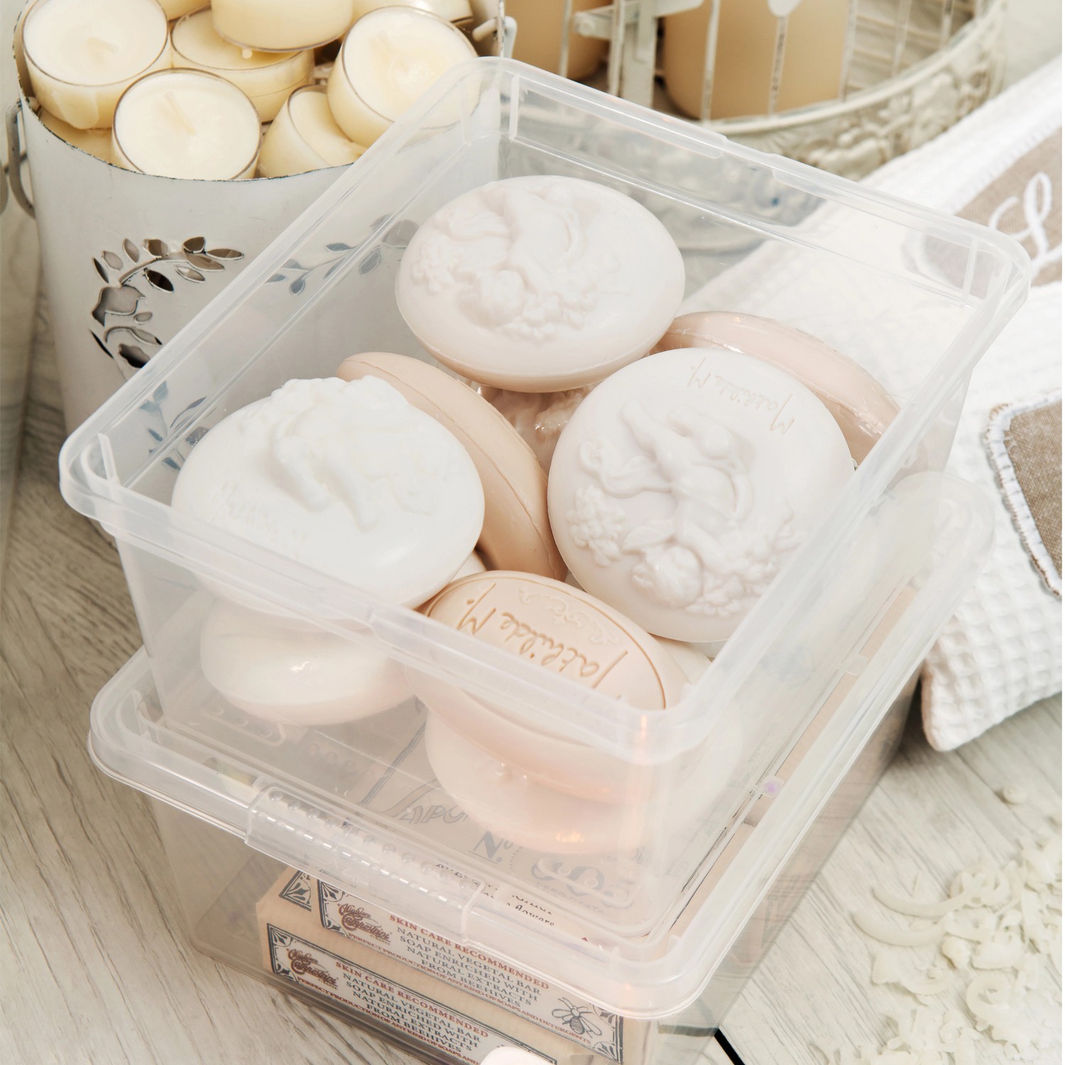 Box portaoggetti trasparente KIS C XXS con coperchio, riempita con saponette.