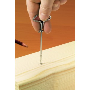 Trapano per chiodi LUX 2 mm in uso: preforatura del legno per fori precisi.