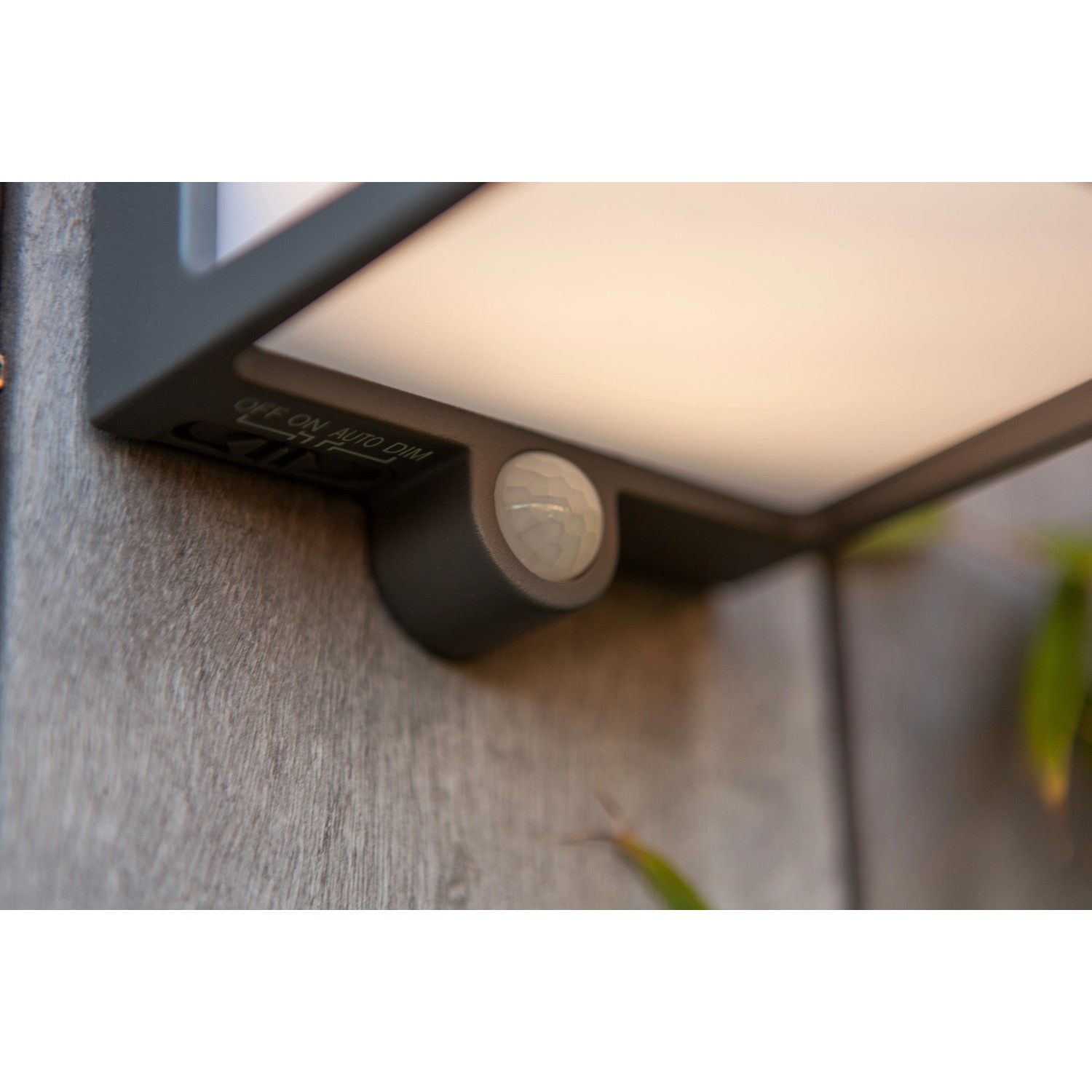 Applique solare a LED Lutec Doblo color antracite con sensore di movimento.