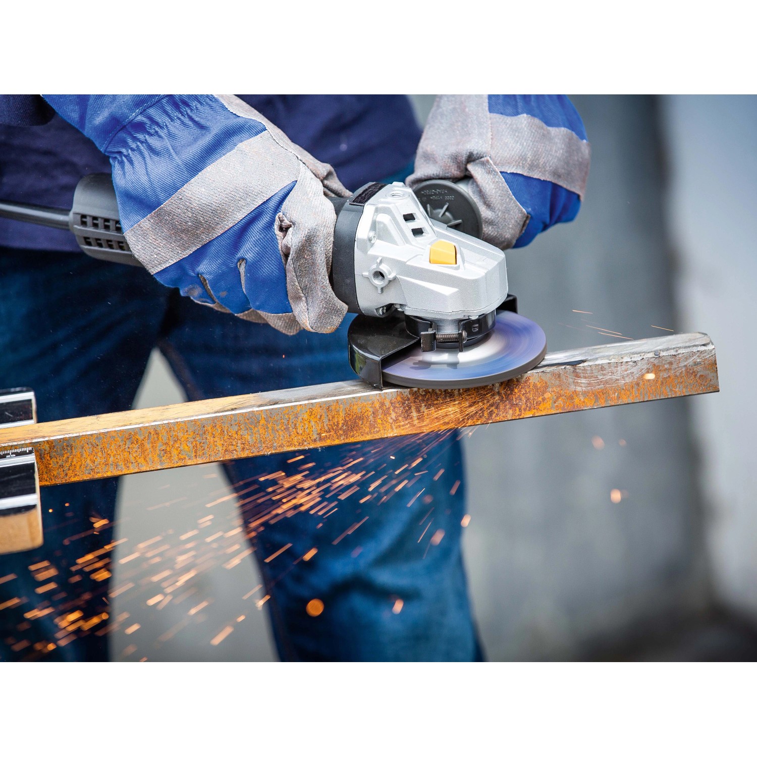 Smerigliatrice angolare CMI C-WIS-650/115 A che taglia metallo, scintille.