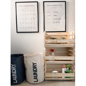 Cesti per la biancheria e scaffale in legno con prodotti per la pulizia nella lavanderia.