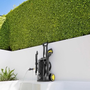 Idropulitrice nera con dettagli gialli in ambiente esterno.