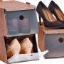 Organizer armadio: Scatole per scarpe in tessuto con frontali trasparenti, impilate e riempite con scarpe.